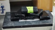 Mehrere Pakete mit mutmaßlichen Betäubungsmitteln, die im Fahrzeug eines Verdächtigen gefunden wurden, werden auf einer Waage in El Paso, Texas, gewogen.
