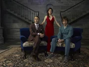 (2. Staffel) - Eine explosive Konstellation: Hannibal (Mads Mikkelsen, l.), Alana (Caroline Dhavernas, M.) und Will (Hugh Dancy, r.) ...
