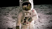 "Ein riesiger Sprung für die Menschheit" - Die Apollo-Missionen der NASA werden bis heute als technische Meisterleistungen gefeiert. Weniger bekannt sind die militärischen Aktivitäten der US-Regierung im All.