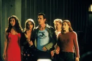 Buffy (Sarah Michelle Gellar, 2.v.l.), hier im Kreis ihrer Freunde, befürchtet, dass Faith sie von ihrem Platz als Vampirjägerin verdrängen könnte.
