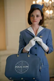 Nur ausnahmsweise steigt die rebellische Maggie Ryan (Christina Ricci) mit der ordnungsgemäßen Uniform an Bord ...