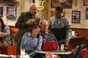 Fawz (Maz Jobrani, l.), Randy (Katey Sagal, 2.v.l.), Tush (David Koechner, 2.v.r.) und Sweatpants (Rell Battle, r.) nutzen die Gunst der Stunde, als Maya ihren Laptop einmal unbeobachtet lässt, um endlich herauszufinden, woran die Studentin immer arbeitet und sie machen eine erstaunliche Entdeckung ...