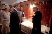 Louis Adlon (Heino Ferch, l.) und Lorenz Adlon (Burghart Klaußner, r.) führen Kaiser Wilhelm II (Michael Schenk, m.) durch das neu erbaute Hotel Adlon.