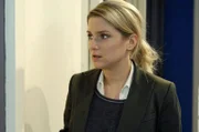 Anna (Jeanette Biedermann) entdeckt bestürzt, dass Gerrit Broda & Broda mit der bankrotten Firma Watanabe in den Ruin treiben will.