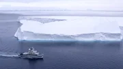 Das japanische Forschungsschiff "Alucia" unterwegs im südlichen Ozean vor Antarktika.
