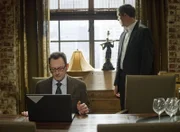 L-R: Harold Finch (Michael Emerson) und Reese (Jim Caviezel)