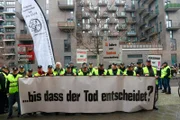 Jahrelang haben Berliner Polizistinnen und Polizisten auf maroden Schießständen trainiert. Nicht wenige auf Kosten ihrer Gesundheit. Die Anerkennung der Missstände durch die Politik dauerte Jahre - genauso wie die juristische Aufarbeitung. Der ehemalige SEK-Trainer Stefan Lange kämpft vor Gericht um die Anerkennung eines Dienstunfalls und um Rehabilitierung. - Betroffenen Polizeibeamte demonstrieren.