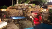 Der neue Pool des Belsito bei Nacht.