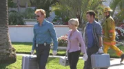 Unter Leitung von Horatio Caine (David Caruso, l.) beginnen Calleigh Duquesne(Emily Procter) und Tim Speedle (Rory Cochrane, 2.r.) mit der Spurensuche.
