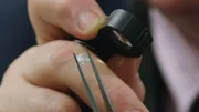 Eine Person schaut sich einen Diamanten an