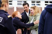 Als Maike Junghans (Carina Wiese, 2.v.l.) Eva Lehmann (Inga Dietrich, r.) die Todesnachricht überbringt, bricht diese zusammen. Moritz (Ferdi Özten, M.) soll sich um sie kümmern (mit Barbara Prakopenka, l.).