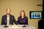 Die Polizei hat die Hoffnung, dass ein Aufruf der verzweifelten Eltern Reinhard (Johann von Bülow) und Sandra Schlitter (Silke Bodenbender) den Täter aus der Reserve locken kann.