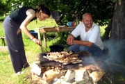 Vida Lekoviv und ihr Bruder Novak beim Grillen für die Gäste, die nach der Rafting-Tour zu ihnen kommen.