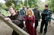 Ermittlungen bei einem Live-Acting-Role-Play:Daniel Schirmer (Sven Fricke, im HG r.) und Lukas Petersen (Patrick Abozen, im HG l.) spüren, dass bei Elfenprinzessin Sina Cottmann (Laura Lo Zito, r.) und Kriegsherr Frank Klement (Johannes Kienast, l.) die Grenzen zwischen Realität und Rollenspiel verschwimmen.