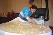 Vida Lekovic, die Frau von Goran, backt Pita, eine montenegrinische Spezialität. Die Pita besteht aus Strudelteig und wird mit Käse und Rahm gefüllt.