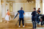 Dreharbeiten im Südbahnhotel, ORF-Team mit Tänzerin Sonia Dvořák.