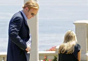 Horatio (David Caruso) bemerkt, dass seine Ex-Frau Julia (Elizabeth Berkley) völlig neben sich steht.