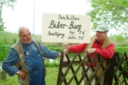 Jetzt sind die Vorbereitungen fertig! Peter (Peter Lustig, l.) und Paschulke (Helmut Krauss, r.) laden zur Besichtigung der Biber-Burg ein.