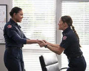 Victoria "Vic" Hughes (Barrett Doss, l.); Andy Herrera (Jaina Lee Ortiz, r.)