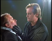 General Stockwell (Robert Vaughn, li.) befindet sich in der Gewalt von 'Brown Fox' (David McCallum).