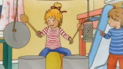 Conni und Jakob geben ihr selbst einstudiertes Küchen-Konzert zum Besten.