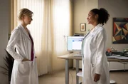 Dr. Kathrin Globisch (Andrea Kathrin Loewig, li.) kann verstehen, dass die enge Verbindung mancher Kollegen in der Sachsenklinik Dr. Lucia Böhm (Vanessa Rottenburg, re.) suspekt ist.