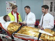 Der Notarzt liefert die junge Marlene Defland mit Verdacht auf Rauchgasvergiftung in die Sachsenklinik ein. Dr. Roland Heilmann und Dr. Niklas Ahrend nehmen die Patientin entgegen und erfahren dabei, dass sie aus einem brennenden Haus gerettet wurde.