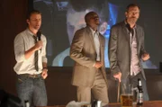 Zur Abwechslung trifft sich das Team mal nicht im Krankenhaus, sondern in einer Bar. Chase (Jesse Spencer, l.) lässt es als Sänger krachen. Foreman (Omar Epps, M.) und House (Hugh Laurie, r.) versuchens immerhin als Backgroundsänger ...