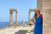 Die Akropolis oberhalb der verschachtelten Altstadt von Lindos ist das Ziel fast aller Touristen und Touristinnen auf Rhodos – und auch das von Tamina Kallert.