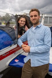 Leon Windscheid und Betty Taube auf dem Flugplatz