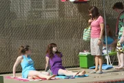Obwohl ihr Frankie (Patricia Heaton, r.) einen netten Badeanzug gekauft hat, will Sue (Eden Sher, l.) sich nicht damit blicken lassen und zeigt ihn nicht einmal ihrer Freundin Carly (Blaine Saunders, M.) ...