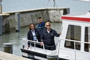 Tödlicher Bootsunfall mit Fahrerflucht: Julia Demmler (Wendy Güntensperger, l.) und Nele Fehrenbach (Floriane Daniel, r.) ermitteln mit ihrem Schweizer Kollegen, Wachtmeister Dominik Stähli (Reto Stalder M.).