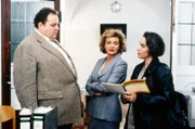 Benno Berghammer (Ottfried Fischer) und Sabrina Lorenz (Katerina Jacob, re.) stoßen nicht nur bei Internatsleiterin Victoria von Lohenstein (Gila von Weitershausen) auf eine Mauer des Schweigens.