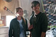 Amy (Amber Marshall, l.); Ty (Graham Wardle, r.)