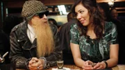 Angela (Michaela Conlin) spricht mit ihrem Vater (Billy F. Gibbons) über ihre Hochzeit mit Hodgins.