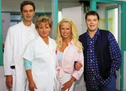 v.li. Dr. Schmidt (Walter Sittler), Nikola (Mariele Millowitsch), Elke (Jenny Elvers) und Tim (Oliver Reinhard)