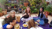 Ole, Elisabeth und Nhung wollen zusammen herausfinden, was ein Hamburger so in sich hat.