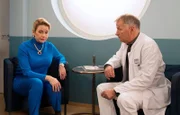 Sarah Marquardt (Alexa Maria Surholt) erzählt Dr. Roland Heilmann (Thomas Rühmann), dass sie Druck vom Gesundheitsdezernenten kriegt. Wenn sie innerhalb eines Tages einen neuen Klinikleiter präsentiert, wird sich der Dezernent höchstpersönlich selbst darum kümmern.