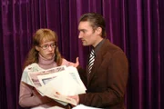 Richard (Karim Köster, r.) erwischt Lisa (Alexandra Neldel, l.), wie sie seine Unterlagen heimlich kopiert. Im Gegensatz zu David ist er scheinbar besser auf die bevorstehende Präsentation vorbereitet.