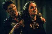 Faith, die vor kurzem in Sunnydale aufgetaucht ist, entpuppt sich als Vampirjägerin.