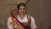 Bierkönigin Luisa und ihre Mutter beim Annafest.   +++ Die Verwendung des sendungsbezogenen Materials ist nur mit dem Hinweis und Verlinkung auf RTL+ gestattet. +++