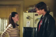 Als Rory (Alexis Bledel, l.) Sturmfreie Bude hat, will sie den Abend eigentlich gemütlich alleine verbringen, doch dann tauchen Paris zum Lernen und Jess mit einem Fresspaket auf. Als dann plötzlich auch Dean (Jared Padalecki, r.) vor der Tür steht, ist der Ärger vorprogrammiert ...