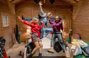Erik und Nicole kommen sich in der Almhütte sehr nahe.