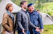 Auf der Suche nach Antworten zum Verschwinden des jungen Afrikaners, stoßen Kroisleitner (Ferry Öllinger, r.), Lukas Roither (Jakob Seeböck, M.) und Nina Pokorny (Julia Cencig, l.) auf die Hintergründe ominöser Fußballagenturen.