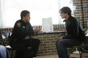 Tony (Michael Weatherly, l.) erinnert sich an seine Zeit im Baltimore Police Department, als er einen Verdächtigen (Augustus Prew, r.) aus einem 15 Jahre alten Fall jagt ...