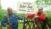 Jetzt sind die Vorbereitungen fertig! Peter (Peter Lustig, l.) und Paschulke (Helmut Krauss, r.) laden zur Besichtigung der Biber-Burg ein.