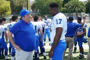 v.li.: Eric Stonestreet (Cameron Tucker), Winston Duke (Dwight).