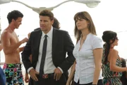 BONES: Brennan (Emily Deschanel, R) and Booth (David Boreanaz, L) investigate the death of a personal trainer at the Jersey Shore in the BONES episode "The Maggots in the Meathead".