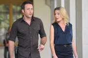 Steve (Alex O'Loughlin, l.) bittet Ellie Clayton (Mirrah Foulkes, r.) um Hilfe in seinem aktuellen Fall. Doch kann sie ihm weiterhelfen?