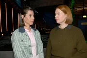 Toni (Olivia Marei, r.) freut sich, dass Matilda (Anna-Katharina Fecher) Erik entlastet hat.
